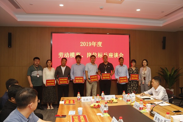 多宝(中国)人力资源总监张浩敏、总经理助理张岚为2019年度岗位标兵代表颁奖.JPG