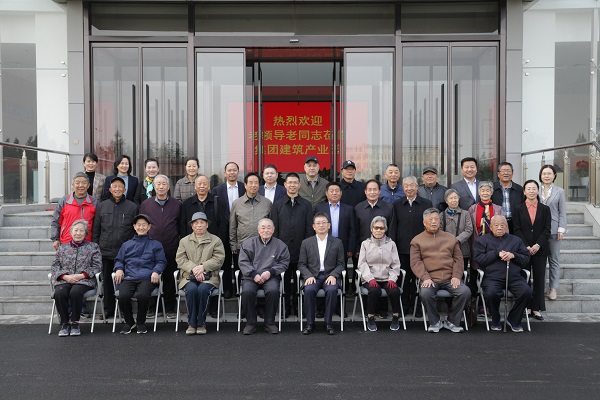 多宝(中国)领导和老同志们合影留念.jpg
