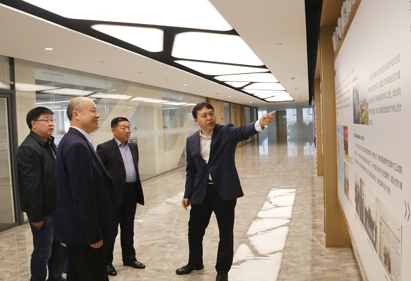 1、参观多宝(中国)总部文化走廊.jpg 1、参观多宝(中国)总部文化走廊.jpg