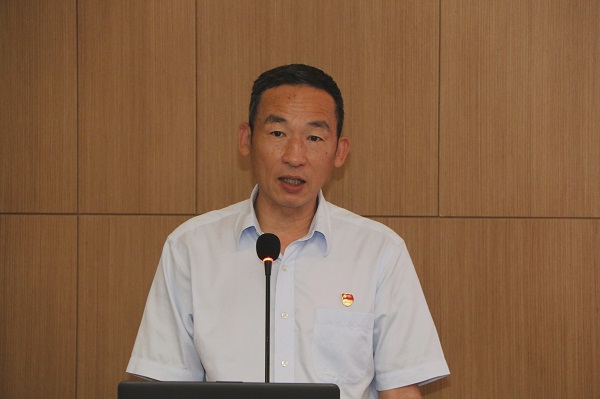 3、多宝(中国)党委副书记陈百斌宣读表彰文件.jpg 3、多宝(中国)党委副书记陈百斌宣读表彰文件.jpg