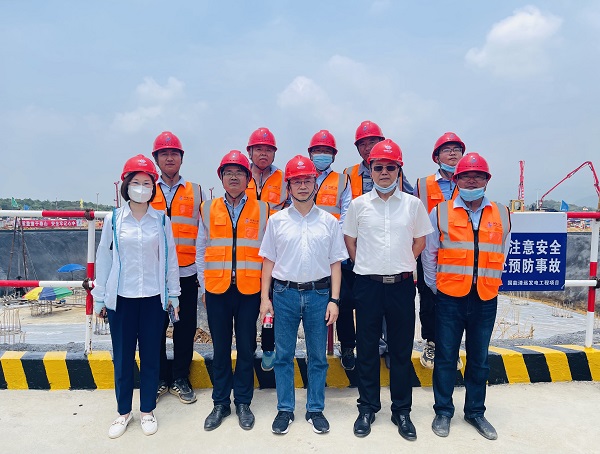 4、董事长一行与项目人员合影留念.jpg 4、董事长一行与项目人员合影留念.jpg