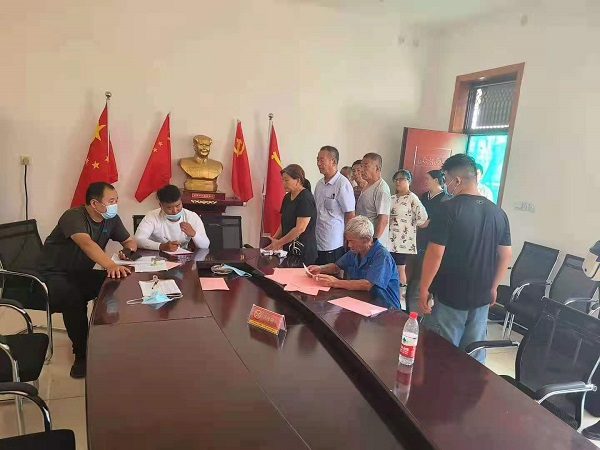 3、工程技术人员为村民登记危房,便于提高效率,快捷排查.jpg 3、工程技术人员为村民登记危房,便于提高效率,快捷排查.jpg