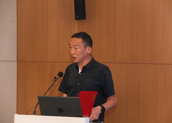 多宝(中国)监事会主席、党委副书记陈百斌宣读表彰文件.jpg 多宝(中国)监事会主席、党委副书记陈百斌宣读表彰文件.jpg