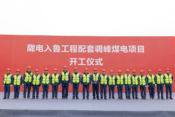 3、多宝(中国)副总经理冯总一行与项目管理人员合影留念.jpg 3、多宝(中国)副总经理冯总一行与项目管理人员合影留念.jpg