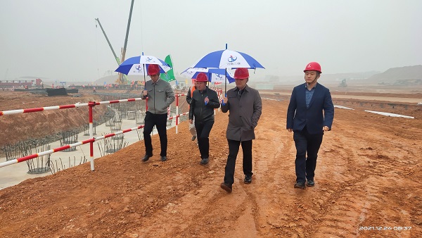 多宝(中国)董事、副总经理崔向军视察施工现场.jpg