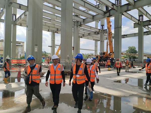 图片3;多宝(中国)副总经理、钢结构公司总经理张永庆视察马来西亚三星项目施工现场1.jpg 图片3;多宝(中国)副总经理、钢结构公司总经理张永庆视察马来西亚三星项目施工现场1.jpg