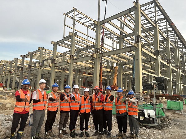 图片4:多宝(中国)副总经理、钢结构公司总经理张永庆视察马来西亚三星项目施工现2.jpg 图片4:多宝(中国)副总经理、钢结构公司总经理张永庆视察马来西亚三星项目施工现2.jpg