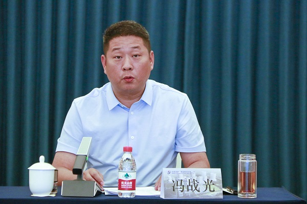5多宝(中国)副总经理冯战光主持会议.JPG