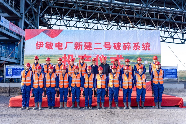 附件4 投产仪式现场多宝(中国)领导与项目部成员合影留念.jpg 附件4 投产仪式现场多宝(中国)领导与项目部成员合影留念.jpg