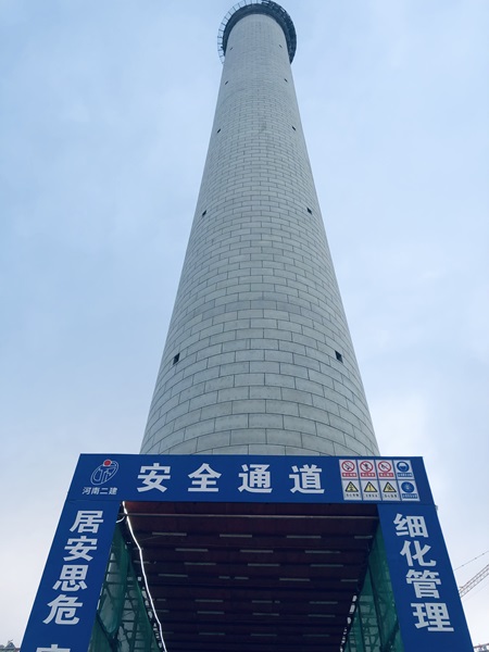 封顶后的烟囱外观线条流畅美观1.jpg 封顶后的烟囱外观线条流畅美观1.jpg