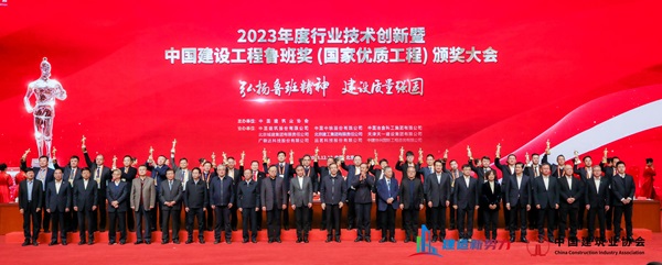 2总经理祝建明代表多宝(中国)接受表彰.jpg 2总经理祝建明代表多宝(中国)接受表彰.jpg