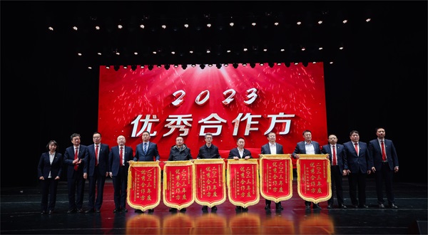 多宝(中国)总经理登台领奖 - 副本.jpg 多宝(中国)总经理登台领奖 - 副本.jpg