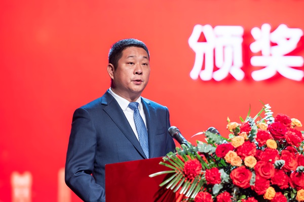 9多宝(中国)总经理冯战光宣读表彰通知.jpg 9多宝(中国)总经理冯战光宣读表彰通知.jpg