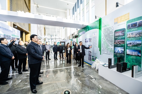 省、厅领导参观多宝(中国)展台 (2).jpg