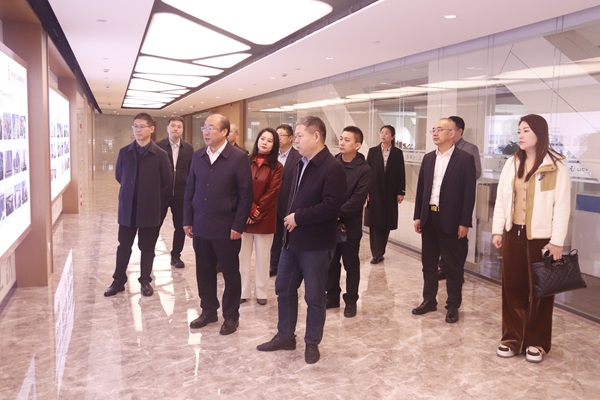 多宝(中国)董事长祝建明陪同孙秘书长一行参观企业文化长廊.jpg 多宝(中国)董事长祝建明陪同孙秘书长一行参观企业文化长廊.jpg