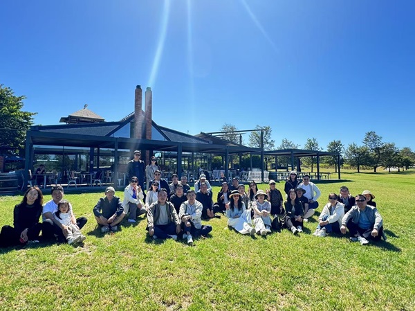 2在罗福(Rochford)酒庄品红酒合影.jpg 2在罗福(Rochford)酒庄品红酒合影.jpg